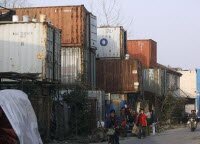 В деревне контейнеров из-за отсутствия дома многие семьи уже живет десять лет