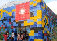 Зеленый павильон на солнечных батареях из ящиков