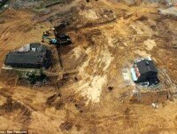 Владельцы изолированного дома в Китае, отказались сноса дома