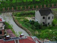 Вокруг дома китайца, который отказался переехать вырыли ров заполненной водой