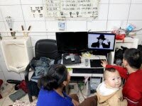 Бедная китайская семья устроило жилище в крошечном туалете отеля