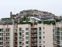 Профессор строит свою мечту виллы в горах на верхней части многоквартирного дома