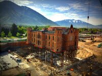 100-летняя церковь стоит на сваях высотой в 12 метров