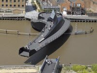 На апостроф-образном мосту пешеходы продолжают движение вместе с мостом