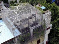 На верхней части многоквартирного дома построили птичью клетку