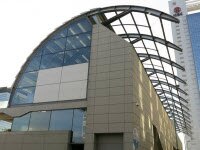 Инновационный Fortabat музей обладает выдвижной крышей, которая синхронизируется с солнцем