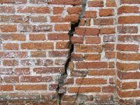 Одна из частей дома в Москве постепенно уходит в тоннель