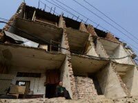 В Китае снесли заднюю часть многоквартирного дома, который был на пути дороги, жители вынуждены жить в передней части здания