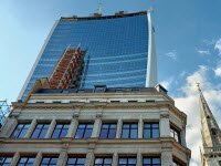 Блики от небоскреба Walkie Talkie расплавили припаркованные машины в Лондоне