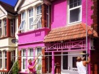 Друг разрисовал дом своего лучшего друга в ярко-розовый цвет, пока он был в отпуске