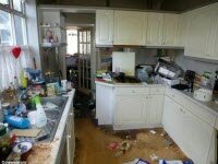 Грязный дом с беспорядком внутри продают за полную цену