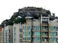 Пекинская вилла в горах, построенной на крыше небоскреба снесли по правилам техники безопасности