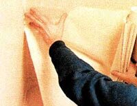 Поклейка обоев на потолок