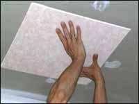 Как клеит потолочную плитку