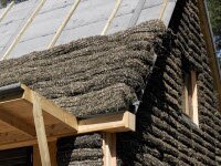 Дом с фасадом и крыши из водорослей в Дании сочетает в себе традиционные материалы 21-го века