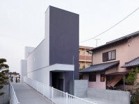 Стройный дом на набережной