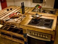 Преобразования переработанных поддонов в деревенской кухне