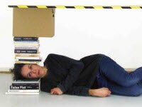 Вместо ножки стола Анна подставляет свою голову