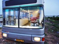 Старый городской автобус переделанный для доступного жилья