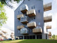 Балконы этого дома в форме амбара предназначенны для теплиц