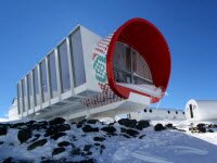 На вершине горы Эльбруса установили сборный эко-отель