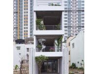 Ань Дом яркое и открытое пространство, заполненное естественным светом и зелени