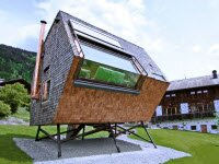 Крошечный минималистский дом отдыха на сваях в стиле НЛО