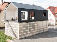 Дом Unimog имеет полупрозрачную базу для грузовика и мастерской