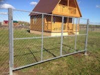 Заборы из сетки рабицы. Надежность временного ограждения