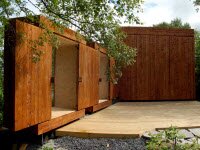 Деревянные сараи от Rever & Drage с раздвижными дверями дает впечатление старой разумной девы