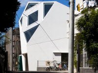 Угловой дом с узором из заостренных фонарей