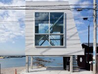 Окно Дом с двумя огромными окнами