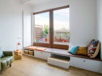 Отправная точка этой квартиры, узорная напольная плитка и место у окна в Барселоне