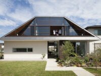 Дом с большим навесом