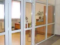 Особенности и преимущества межкомнатных пластиковых дверей