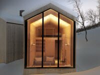 Горный домик из древесины с двускатным образным окном в ожидании прямолинейной программы