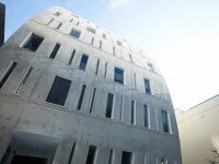 Форма здания Urbanprem Минами Аояма как желудок торчит вперед