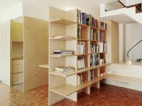 Перегородки и мебель в этом доме из фанеры