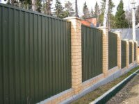 Профнастил в ограждениях: нюансы установки