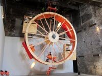 Мужчины едят, спят и работают внутри гигантского колеса - все во имя искусства