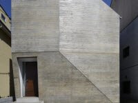 Фасад дома Shirokane имеет наклонные линии для незаметного увеличении площади 2-го этажа