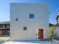 Дом Kubogaoka кубической формы создает впечатление монолитного бетона