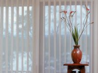 Выбираем пластиковые окна, а также жалюзи и рулонные шторы для них