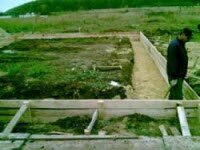 Разбивка и рытье котлована под фундамент