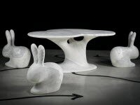 Дизайнеры вырезают мебель из мраморных блоков