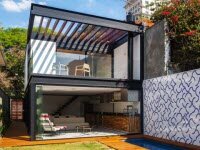 Второй дом 7 × 37 от CR2 Arquitetura в километре от своей квартиры