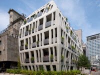 Раздутый бетонный фасад увеличил площадь внутри офисного здания Gilmosery