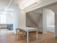 Чердак Квартира Блед полон неправильной формы и переменной высоты