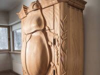 В вашей спальне BUG шкаф в закрытом виде многих может испугать!