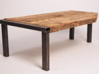 Металлолом и старый пиломатериал объединили для стильного современного журнального столика